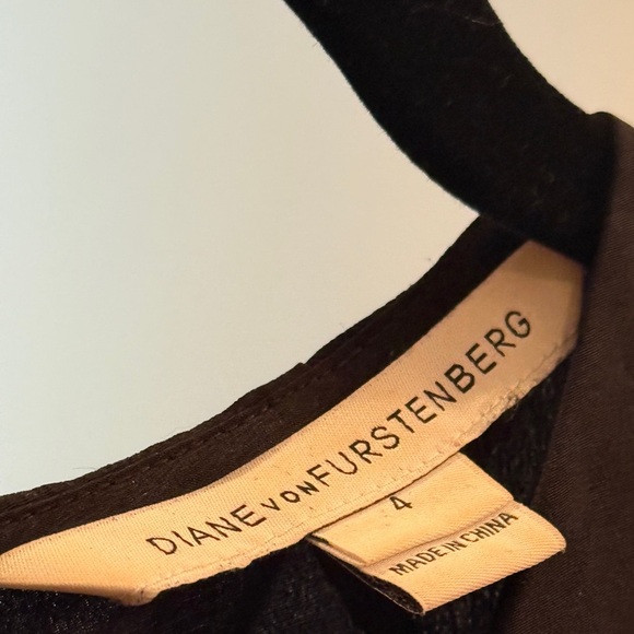 Diane Von Furstenberg black silk sleeveless blouse with gold chain neckline - Picture 4 of 5